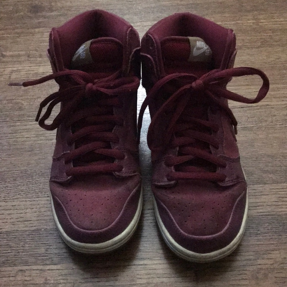 Nike SB Dunk High Pro sneakers in maroon